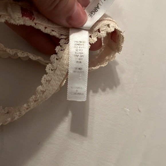 On Gossamer v string thong - Picture 9 of 14